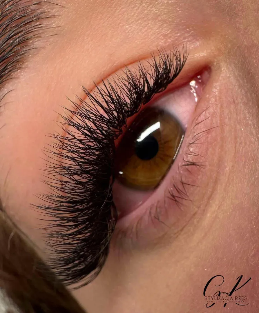 Naturalne przedłużanie rzęs - efekty Silk Płock