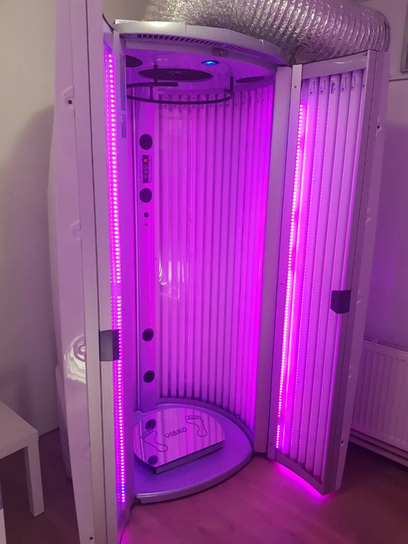 Solarium Płock - kabina opalająca Luxura V5 w Silk